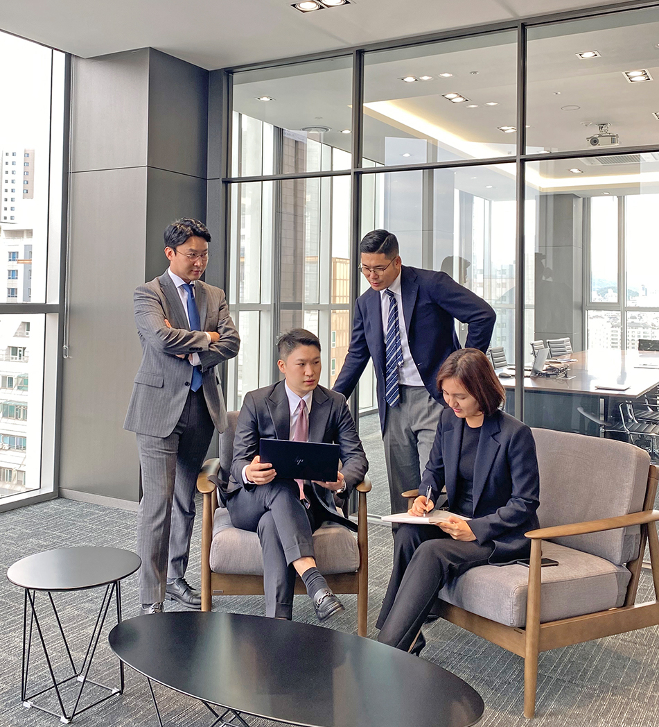 피해자 변호사에게 필요한 것은 단순히 ‘성별이 여자인지’, 
‘상담 시 공감능력이 있는지’ 여부가 아닙니다.